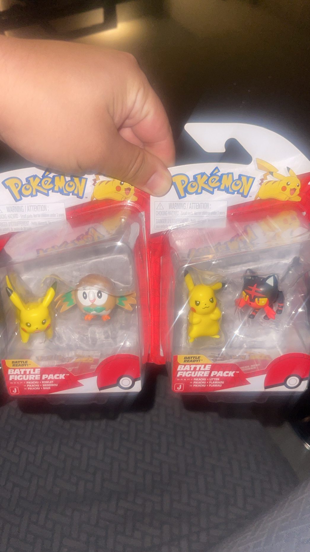 Unos juguetes pokemon de adorno