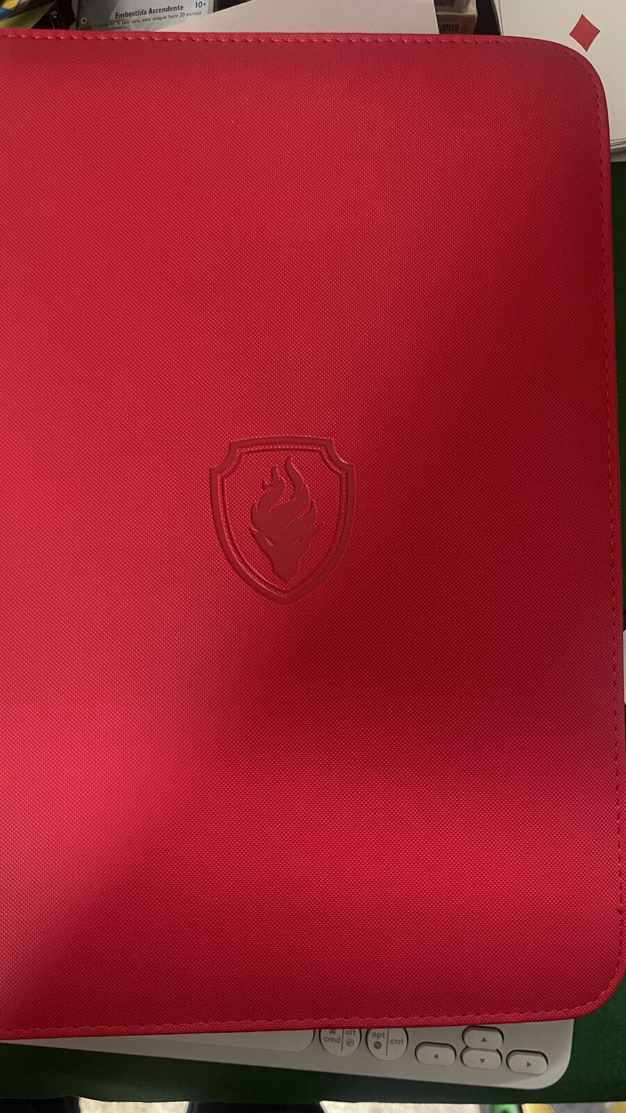 Un bonito Binder!!! color rojo con cierre o Algo más