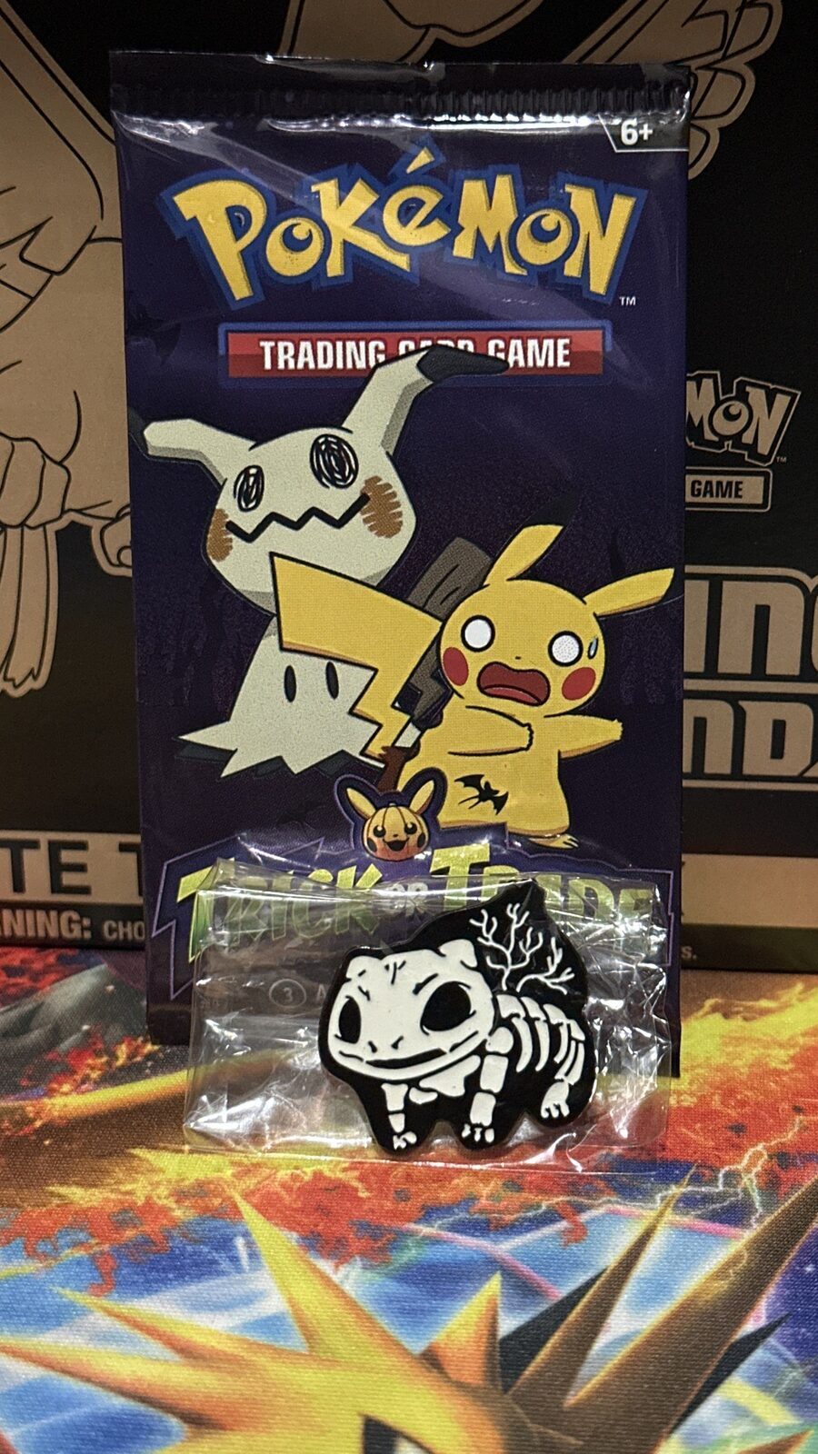 Pin calavera pokemon y sobre de TRICK OR TRADE