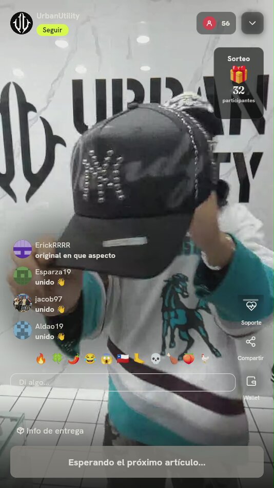 Gorra Negra Streetwear con Cadenas